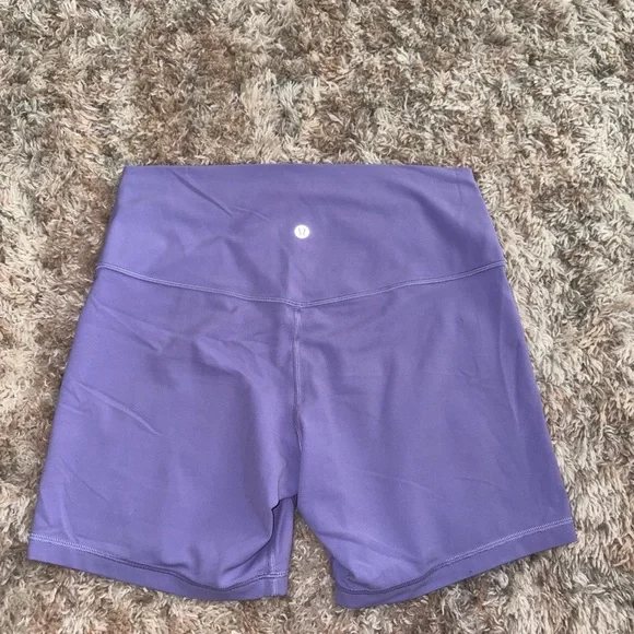 lululemon athletica Mid-Rise Violet Performance Shorts - Picture 1 of 2